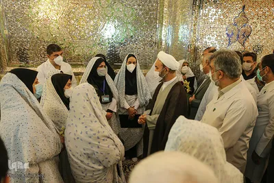 آیین گلابشویی و گل‌آرایی مضجع شریف حضرت احمدبن موسی(ع) به‌مناسبت ولادت باسعادت حضرت زینب(س)