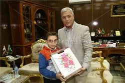 Ein ägyptisches Kind überreicht dem Gouverneur von Menufeya einen Koran