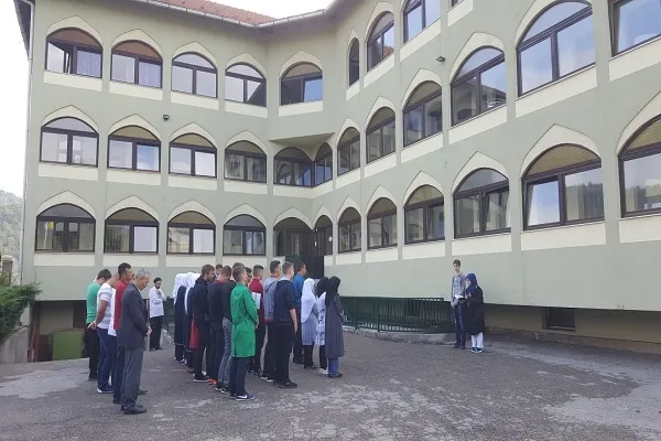 Farsça Bosna kolleji; Saraybosna'da dini programlar yapıyor