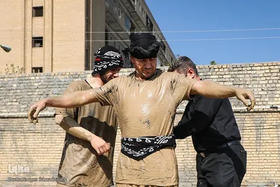 آیین «گل‌مالی» صبح عاشورا در فولادشهر اصفهان