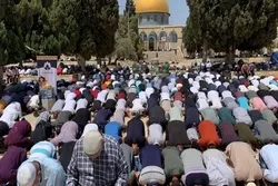 په زرګونو فلسطينيانو په مسجدالاقصی کښې د جُمعې نمونځ ادا کړ