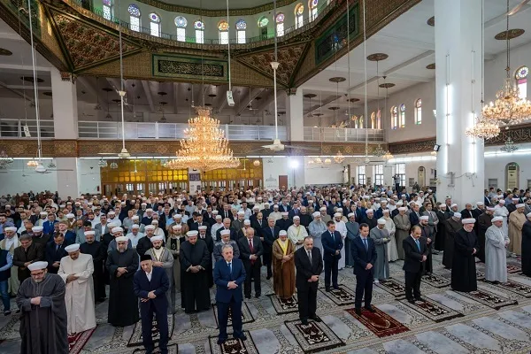 فیلم| اقامه نماز عید فطر در دمشق با حضور بشار اسد