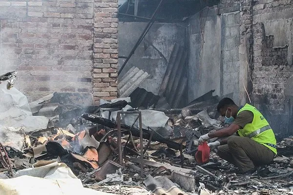 Sri Lanka'da Müslümanlara ait fabrika ateşe verildi