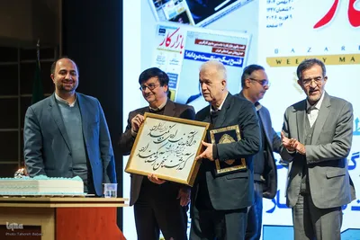 مراسم گرامیداشت هفته‌نامه بازار کار همراه با برنامه نکوداشت سیدکاظم حسینی