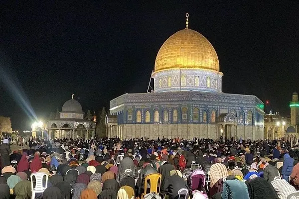 125 ألف فلسطيني يصلون الجمعة الثالثة من رمضان بالأقصى
