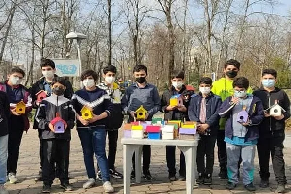 Школьники города Решт помогают птицам зимой