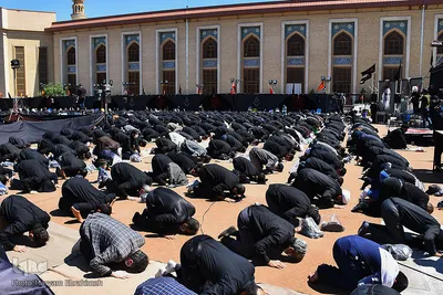 عزاداری واقامه نمازظهر عاشورا در تبریز