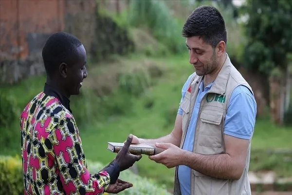 Distribuição de 12.000 exemplares do Alcorão por uma instituição de caridade turca na África