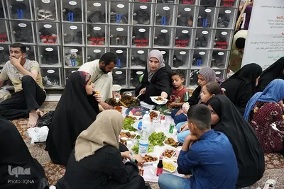 سفره‌های افطاری در جوار آستان علوی