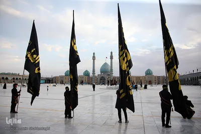 Fahne auf Kuppel der Dschamkarān-Moschee durch eine schwarze Trauerflagge ersetzt