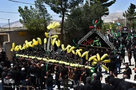 آیین سنتی زانوزدن عزاداران عاشورای حسینی در روستای لاسجرد استان سمنان