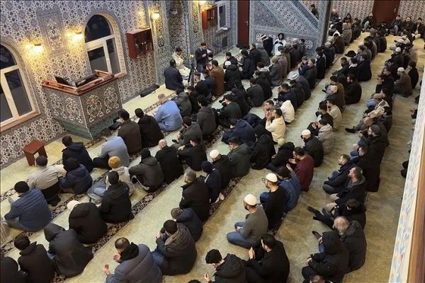 دعای مسلمانان هلند برای مردم غزه در نماز صبح
