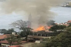 伊斯坦布尔一座历史悠久的清真寺着火+照片