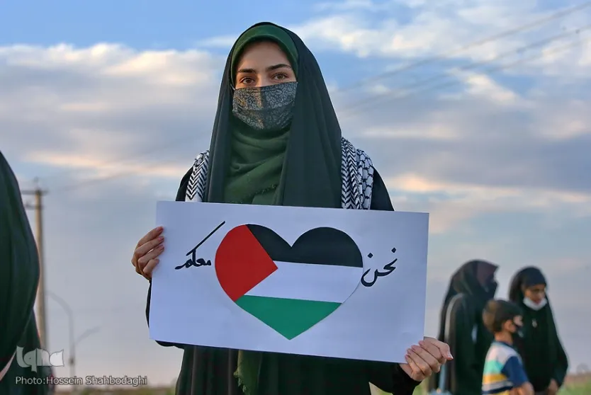 Rally de coches celebrado en Qom en apoyo del pueblo palestino
