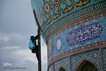 Fahne auf Kuppel der Dschamkarān-Moschee durch eine schwarze Trauerflagge ersetzt