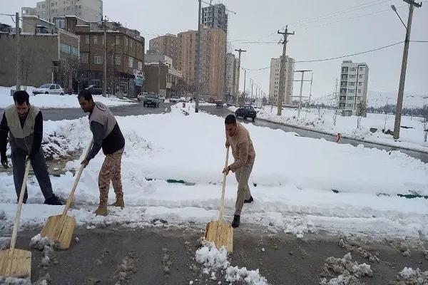 ساماندهی 35 گروه جهادی اراکی برای کمک به مردم در برف‌روبی