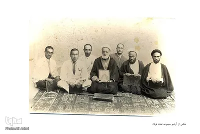 میرزا حسن خان جابرانصاری در  جمع  گروهی از  پزشکان اصفهان