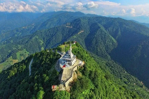 Qibla, une mosquée sur les montagnes verdoyantes de Turquie