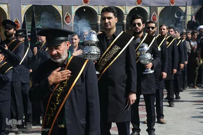 ⁨دسته خادمان حضرت معصومه(س) در روز شهادت امام رضا⁩(ع)