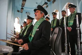 آیین تعویض پرچم گنبد حرم مطهر امام رضا(ع)
