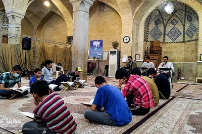 جزء خوانی دانش آموزان در شبستان مسجد وکیل شیراز