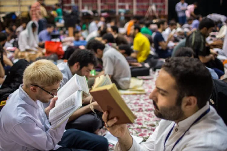 خلوت جوانان در اعتکاف جامعه را از هجمه فرهنگی بیمه می‌کند