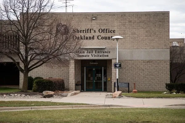 A prisão do condado de Oakland enfrenta ação legal pela remoção forçada do hijab de uma mulher muçulmana