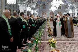 آیین تعویض پرچم گنبد منور رضوی در روز میلاد امام رضا(علیه‌السلام)