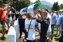 Lecture du Coran lors des funérailles des martyrs du génocide de Srebrenica