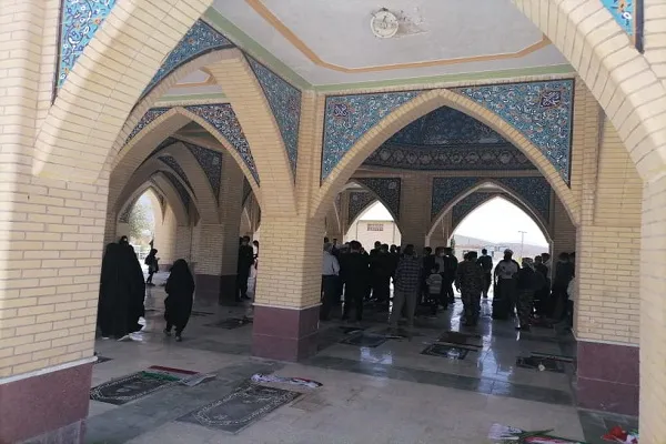 عکس | عطر افشانی قبور مطهر شهدای روستای گنجان