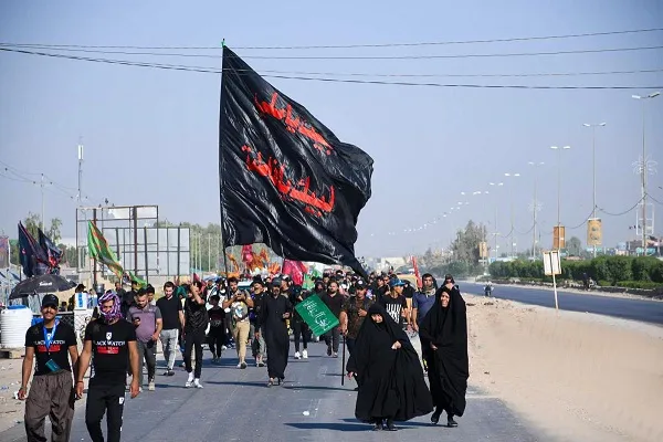بالصور: بدء توافد الزائرين الى النجف الأشرف سيراً على الأقدام