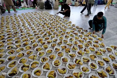 مسلمانان روزه دار در ماه مهمانی خدا