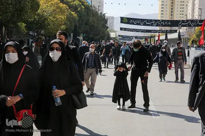 پیاده‌روی زائران به سمت حرم رضوی
