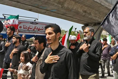 بیرق گردانی در عزای امام جعفر صادق(ع)