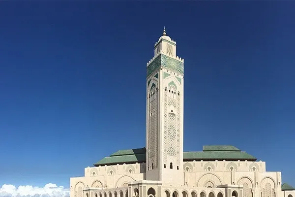 اسلام آوردن شهروند اسپانیایی در نماز جمعه مراکش + فیلم