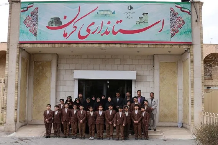دیدار جمعی از دانش‌آموزان با استاندار کرمان به‌مناسبت دهه فجر