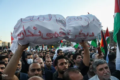 اجتماع عظیم مردم تهران در واکنش به جنایت رژیم صهیونیستی در غزه در میدان انقلاب