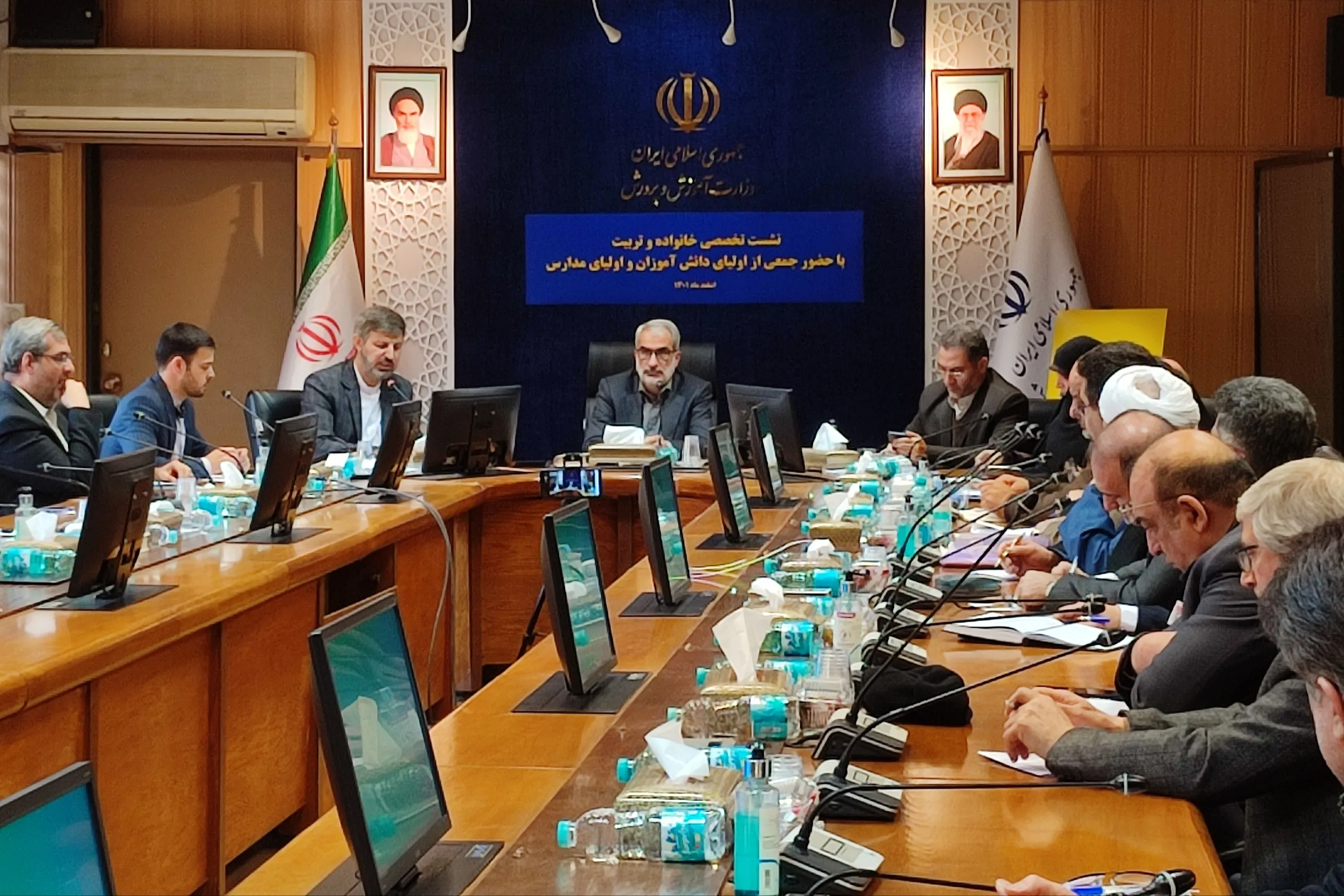 زمینه حضور و مشارکت اولیا در مدارس فراهم شود