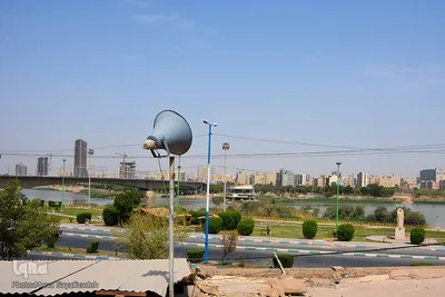 بلندگوی مسجد که سمت رودخانه کارون و شهر قرار گرفته است.