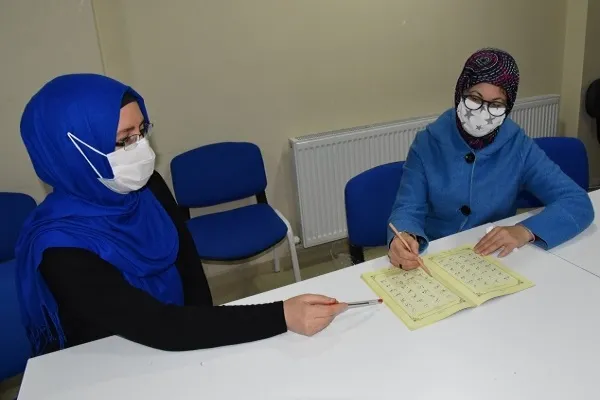 Kadınlar Yunusemre’nin kurslarında Kur’an-ı Kerim okumayı öğreniyor