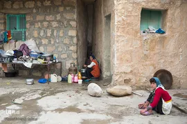 زهرا قنبری، ۳۵ ساله خواهر فروزان در حال آماده کردن غذا برای خانواده است.