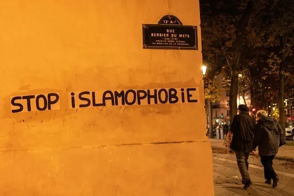 'Estamos sufocando': profissionais muçulmanos deixando a França por causa do racismo e da islamofobia