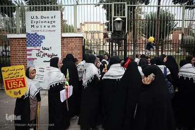 راهپیمایی یوم الله ۱۳آبان در مقابل لانه جاسوسی آمریکا