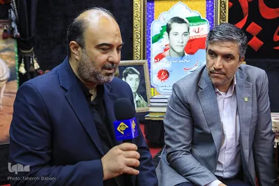 از راست، حسن محمدی و عباس امام‌جمعه در دیدار جامعه قرآنی با خانواده شهید عبدالله مداح