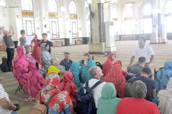 حجاب گردشگران خارجی در بازدید از مسجد مینا مصر + عکس