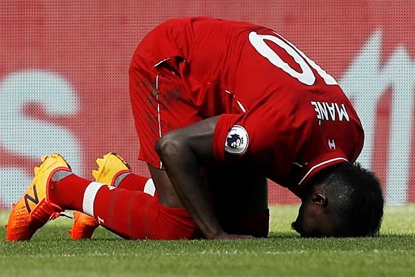 Liverpool'un Müslüman oyuncusu Mane maçtan sonra cami temizledi