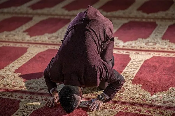 اقامه نماز در افزایش صبر و استقامت مؤثر است