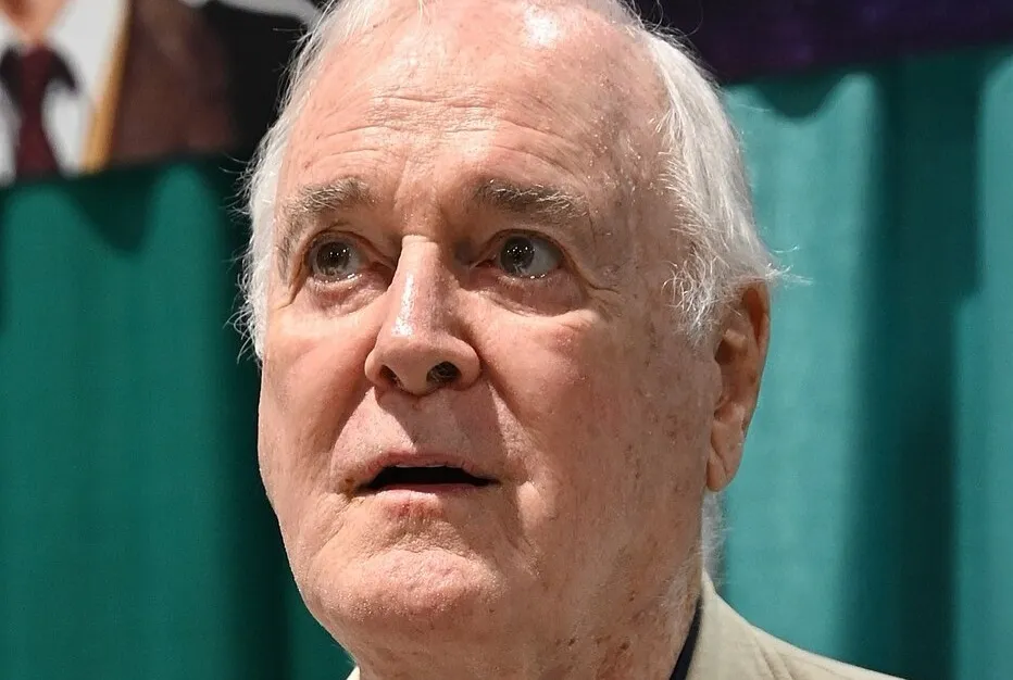 Le comédien britannique John Cleese, âgé de 86 ans, doit effectuer en septembre une tournée dans 18 villes d’Angleterre, dont plusieurs comptent d’importantes communautés musulmanes, notamment Birmingham, Manchester, Leeds et Bedford.