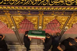 Ташйеи ҷанозаҳои шаҳидон дар канори зариҳи Парчамбардори Карбало + акс