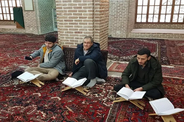 کرسی تلاوت در مسجد استاد و شاگرد تبریز